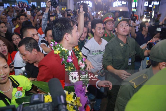 Sau những kỳ tích tại Olympic 2016, người hùng Hoàng Xuân Vinh đã trở về bên gia đình, bên người vợ thân yêu - Ảnh 5.