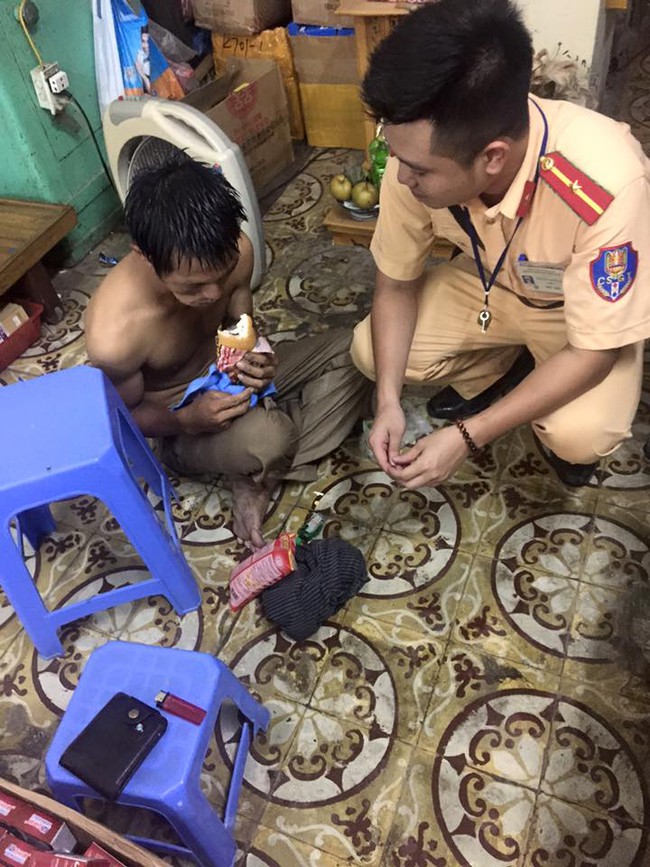 Hình ảnh đẹp của anh CSGT và chàng trai nghèo bị ngất trong mưa bão tối nay ở Hà Nội - Ảnh 2.