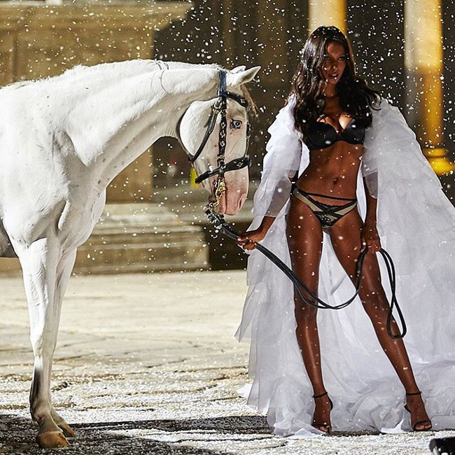 Chỉ l&agrave; ảnh hậu trường, d&agrave;n thi&ecirc;n thần Victorias Secret đ&atilde; đẹp quyến rũ đến đ&aacute;ng ghen tị - Ảnh 8.