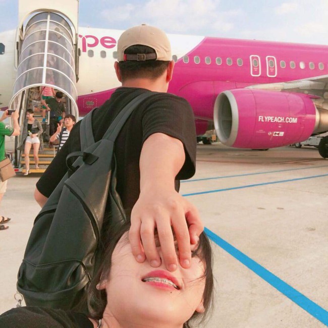Kh&ocirc;ng nắm tay em nữa, giờ phải t&uacute;m t&oacute;c em đi khắp thế gian như cặp đ&ocirc;i H&agrave;n Quốc n&agrave;y th&igrave; mới vui! - Ảnh 2.