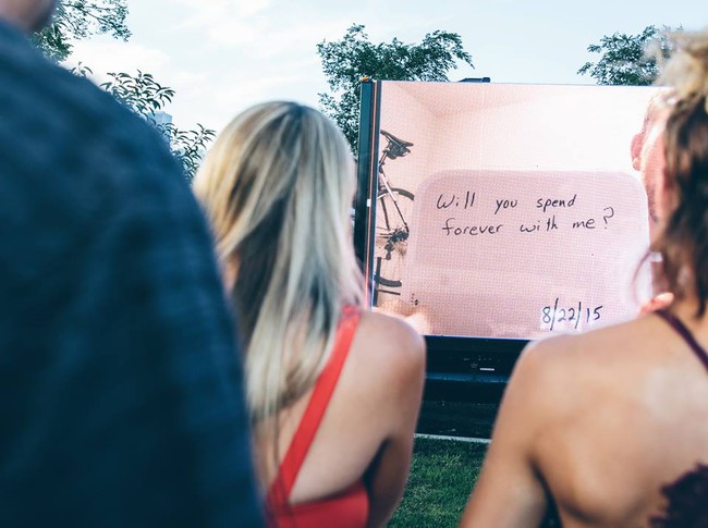 Bạn trai của năm: Quay clip trong suốt 365 ngày với tấm bảng viết những lời yêu thương để cầu hôn bạn gái - Ảnh 14.