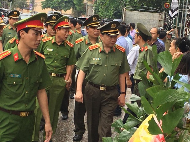 Bộ trưởng Bộ Công an viếng đám tang Bí thư, Chủ tịch HĐND tỉnh Yên Bái - Ảnh 1.