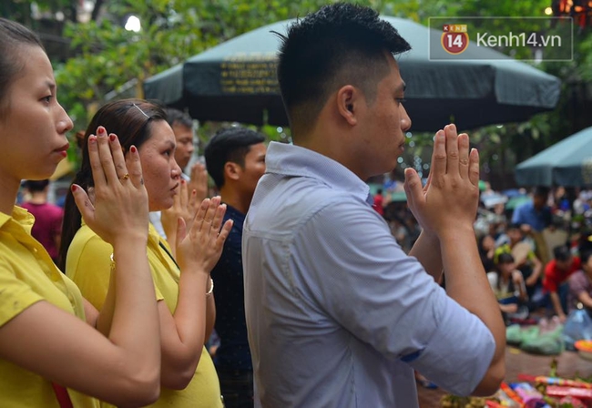 Đại lễ Vu Lan: Hàng nghìn người đội mưa nghe giảng đạo làm con tại chùa Phúc Khánh - Ảnh 5.