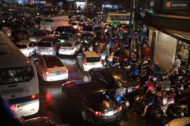 Mưa lớn, nhiều tuyến đường ở Sài Gòn ngập nặng, giao thông hỗn loạn - Ảnh 12.