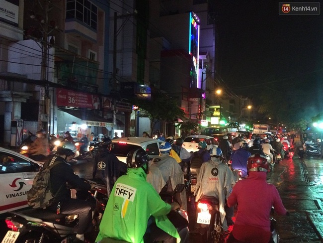 Mưa lớn, nhiều tuyến đường ở S&agrave;i G&ograve;n ngập nặng, giao th&ocirc;ng hỗn loạn - Ảnh 17.