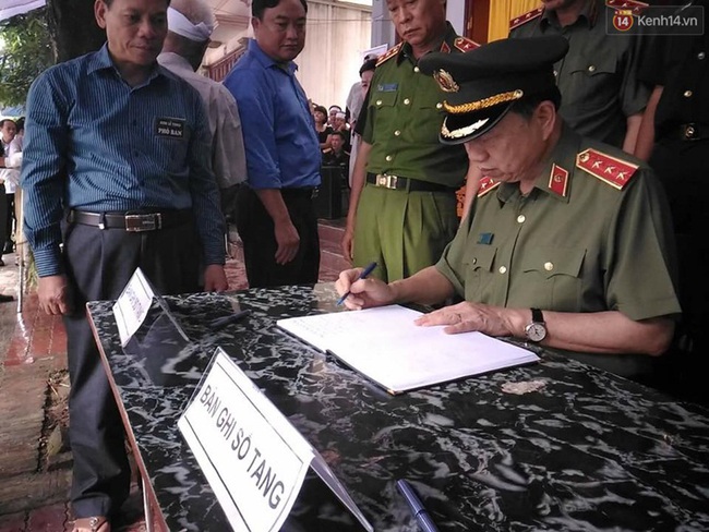 Bộ trưởng Bộ Công an viếng đám tang Bí thư, Chủ tịch HĐND tỉnh Yên Bái - Ảnh 6.