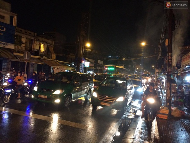 Mưa lớn, nhiều tuyến đường ở Sài Gòn ngập nặng, giao thông hỗn loạn - Ảnh 14.