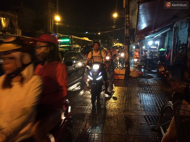 Mưa lớn, nhiều tuyến đường ở Sài Gòn ngập nặng, giao thông hỗn loạn - Ảnh 15.