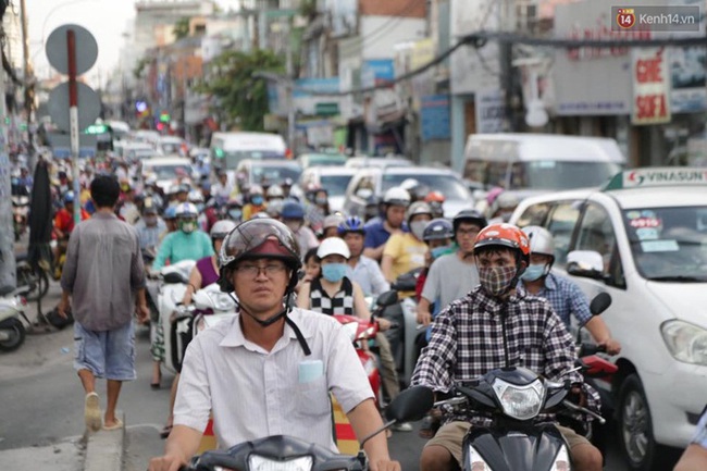 Người Sài Gòn lỉnh kỉnh đồ đạc về quê nghỉ lễ, cửa ngõ thành phố kẹt cứng - Ảnh 16.