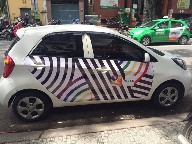 Những chiếc taxi treo cờ lục sắc để hưởng ứng ngày hội Viet Pride ở Sài Gòn - Ảnh 7.