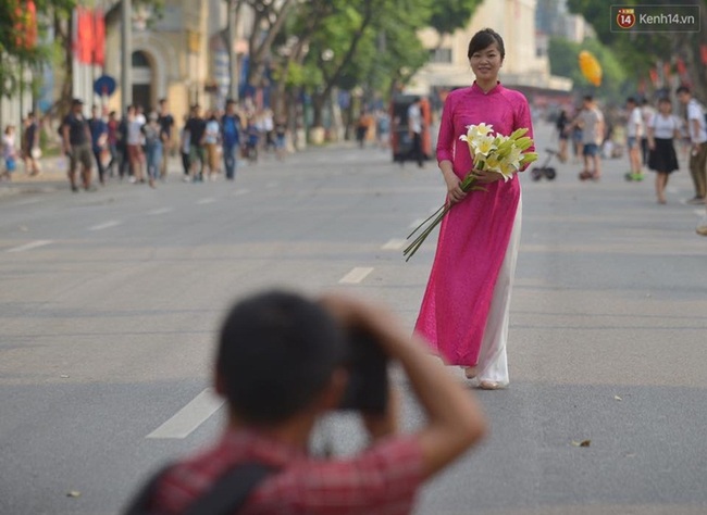 Cuối tuần, người dân thoải mái thưởng ngoạn phố đi bộ Hà Nội bất kể ngày đêm - Ảnh 3.