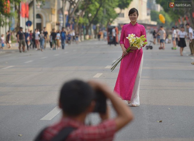 Cuối tuần, người d&acirc;n thoải m&aacute;i thưởng ngoạn phố đi bộ H&agrave; Nội bất kể ng&agrave;y đ&ecirc;m - Ảnh 3.