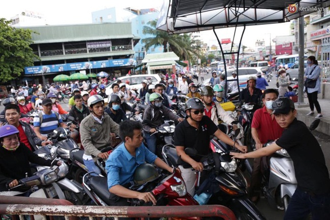 Người Sài Gòn lỉnh kỉnh đồ đạc về quê nghỉ lễ, cửa ngõ thành phố kẹt cứng - Ảnh 15.