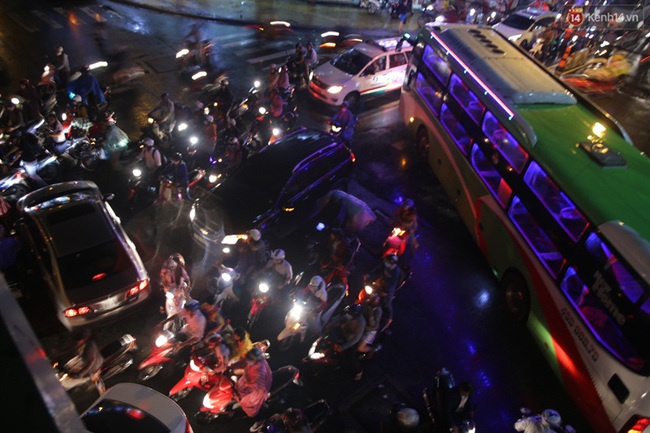 Mưa lớn, nhiều tuyến đường ở Sài Gòn ngập nặng, giao thông hỗn loạn - Ảnh 13.