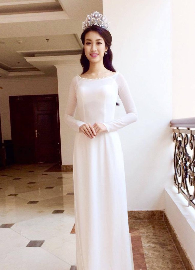 Hoa hậu Đỗ Mỹ Linh và 2 Á hậu diện áo dài trắng đẹp rạng ngời sau đêm đăng quang - Ảnh 1.