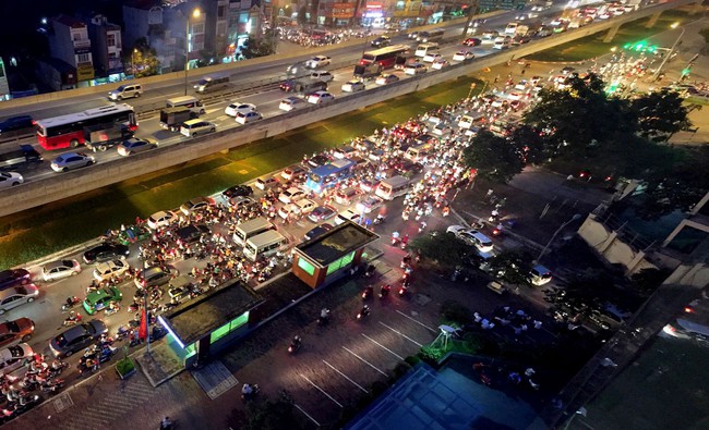 Hà Nội ùn tắc kinh hoàng giờ tan tầm, nhiều người mệt mỏi vì không về được nhà - Ảnh 10.