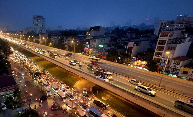 Hà Nội ùn tắc kinh hoàng giờ tan tầm, nhiều người mệt mỏi vì không về được nhà - Ảnh 11.