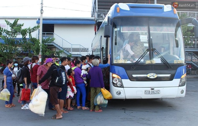 Người Sài Gòn lỉnh kỉnh đồ đạc về quê nghỉ lễ, cửa ngõ thành phố kẹt cứng - Ảnh 22.