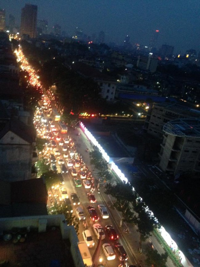 Hà Nội ùn tắc kinh hoàng giờ tan tầm, nhiều người mệt mỏi vì không về được nhà - Ảnh 9.