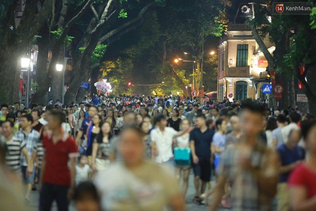 Cảnh tượng đông đúc choáng ngợp ở phố đi bộ Hà Nội trong đêm 2/9 - Ảnh 4.