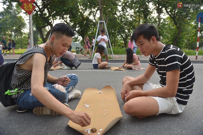 Cuối tuần, người d&acirc;n thoải m&aacute;i thưởng ngoạn phố đi bộ H&agrave; Nội bất kể ng&agrave;y đ&ecirc;m - Ảnh 9.