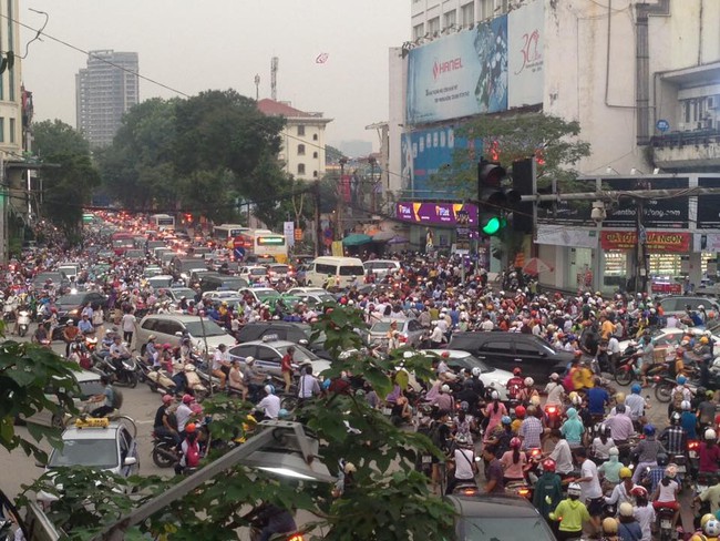 Hà Nội ùn tắc kinh hoàng giờ tan tầm, nhiều người mệt mỏi vì không về được nhà - Ảnh 7.