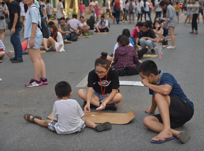 Cuối tuần, người d&acirc;n thoải m&aacute;i thưởng ngoạn phố đi bộ H&agrave; Nội bất kể ng&agrave;y đ&ecirc;m - Ảnh 8.