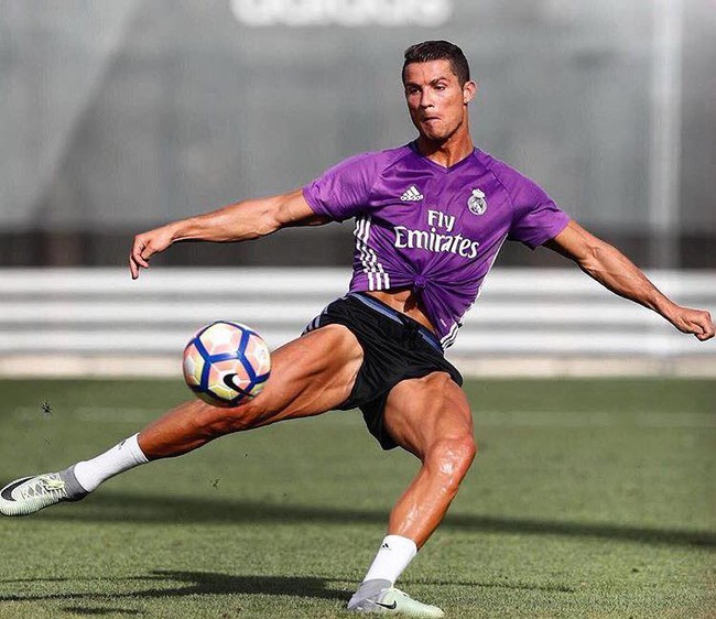 Ronaldo hứng chí khoe chuột trên băng ghế dự bị - Ảnh 3.