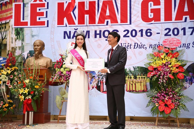 Hoa hậu Mỹ Linh xuất hiện rạng rỡ  tham dự lễ khai giảng tại trường Việt Đức - Ảnh 19.