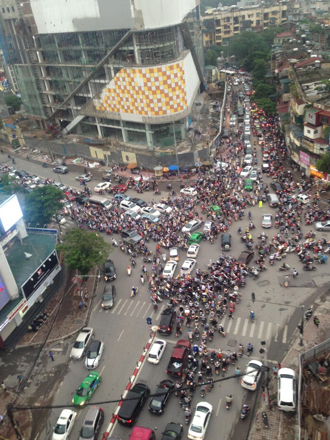 H&agrave; Nội &ugrave;n tắc kinh ho&agrave;ng giờ tan tầm, nhiều người mệt mỏi v&igrave; kh&ocirc;ng về được nh&agrave; - Ảnh 3.