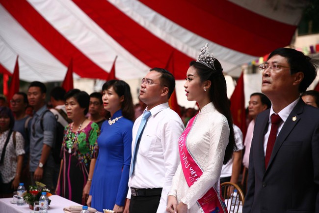 Hoa hậu Mỹ Linh xuất hiện rạng rỡ  tham dự lễ khai giảng tại trường Việt Đức - Ảnh 18.