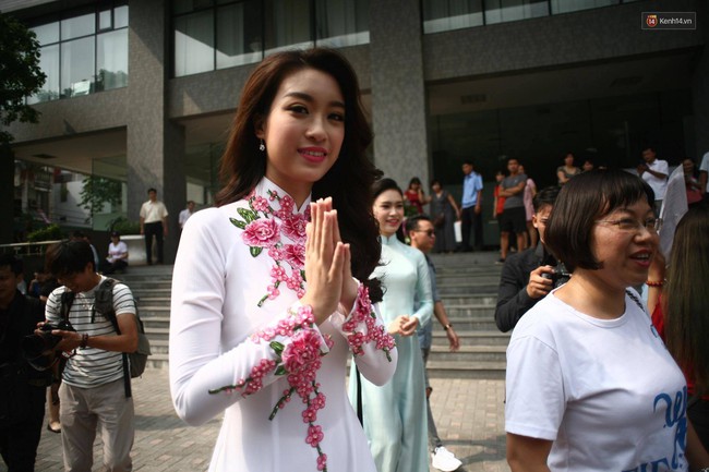 Hoa hậu Mỹ Linh rạng rỡ, hội ngộ Phùng Bảo Ngọc Vân khi về trường ĐH Ngoại Thương - Ảnh 23.