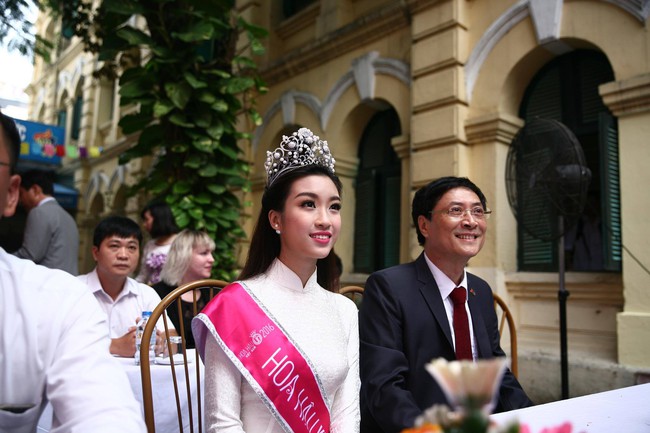 Hoa hậu Mỹ Linh xuất hiện rạng rỡ  tham dự lễ khai giảng tại trường Việt Đức - Ảnh 14.