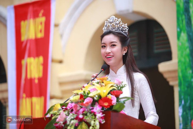 Hoa hậu Mỹ Linh xuất hiện rạng rỡ  tham dự lễ khai giảng tại trường Việt Đức - Ảnh 21.
