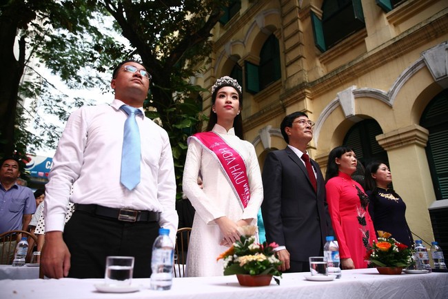 Hoa hậu Mỹ Linh xuất hiện rạng rỡ  tham dự lễ khai giảng tại trường Việt Đức - Ảnh 17.