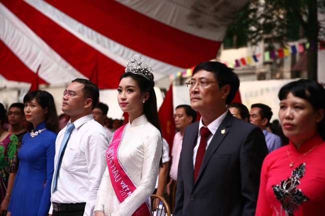 Hoa hậu Mỹ Linh xuất hiện rạng rỡ  tham dự lễ khai giảng tại trường Việt Đức - Ảnh 16.