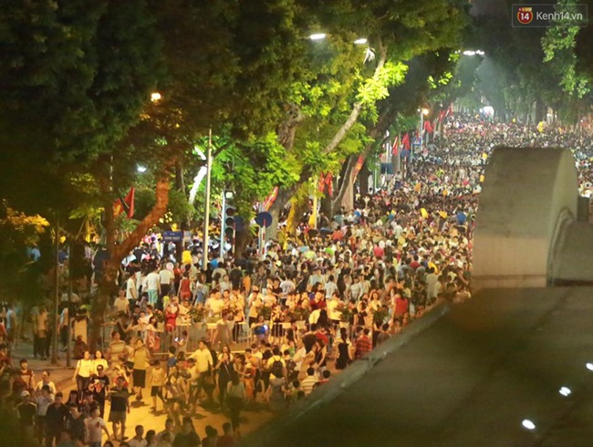 Cảnh tượng đông đúc choáng ngợp ở phố đi bộ Hà Nội trong đêm 2/9 - Ảnh 3.