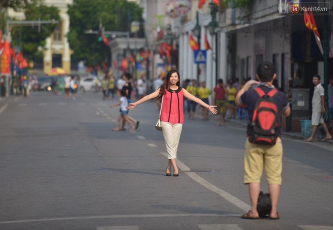 Cuối tuần, người dân thoải mái thưởng ngoạn phố đi bộ Hà Nội bất kể ngày đêm - Ảnh 2.