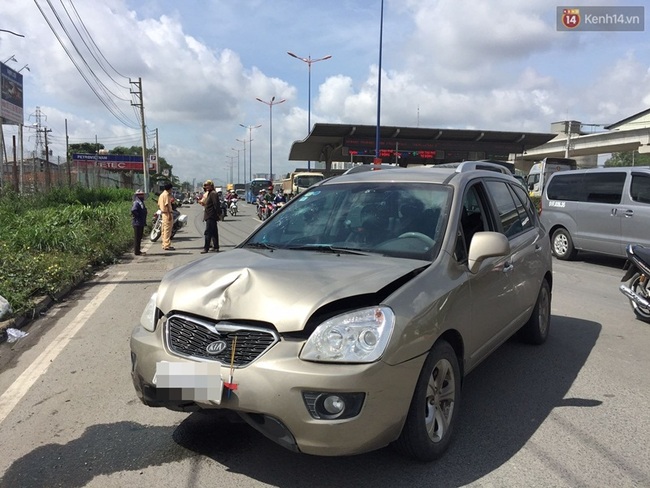 Ô tô tông liên hoàn 3 xe máy trên xa lộ Hà Nội, 1 người bị chấn thương nặng - Ảnh 1.