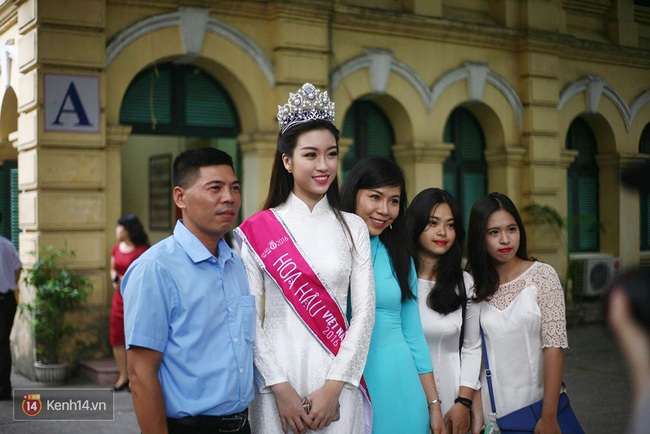 Hoa hậu Mỹ Linh xuất hiện rạng rỡ  tham dự lễ khai giảng tại trường Việt Đức - Ảnh 3.
