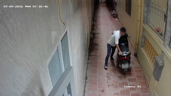 Clip: Soái ca ăn mặc bảnh bao vào xóm trọ ở Hà Nội trộm xe Lead trong 5 phút - Ảnh 3.