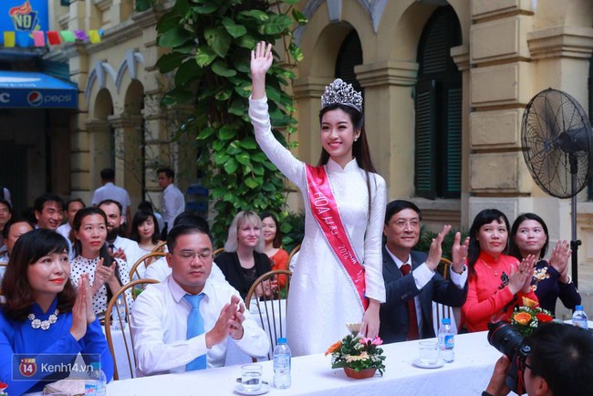 Hoa hậu Mỹ Linh xuất hiện rạng rỡ  tham dự lễ khai giảng tại trường Việt Đức - Ảnh 15.