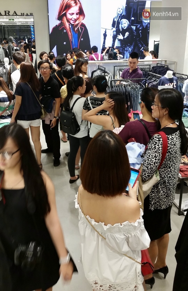 Gần đến giờ đóng cửa, store Zara Việt Nam vẫn đông nghịt, từng hàng dài chờ thanh toán hóa đơn cả chục triệu - Ảnh 21.