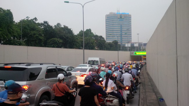 H&agrave; Nội &ugrave;n tắc kinh ho&agrave;ng giờ tan tầm, nhiều người mệt mỏi v&igrave; kh&ocirc;ng về được nh&agrave; - Ảnh 5.