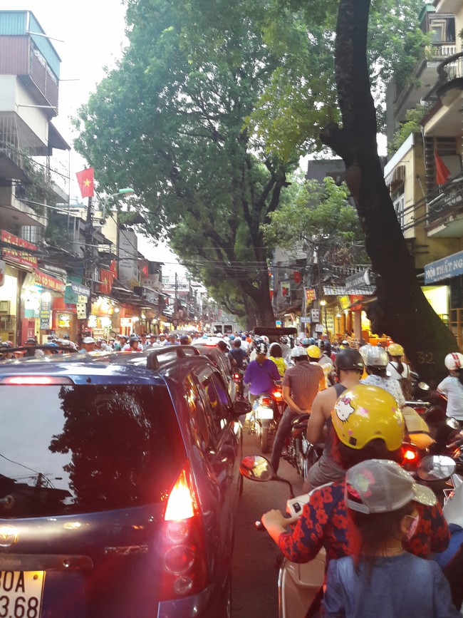 H&agrave; Nội &ugrave;n tắc kinh ho&agrave;ng giờ tan tầm, nhiều người mệt mỏi v&igrave; kh&ocirc;ng về được nh&agrave; - Ảnh 8.