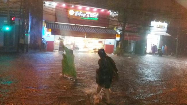 Sau trận mưa lớn kéo dài, người dân Đà Nẵng bì bõm lội nước trong đêm - Ảnh 5.