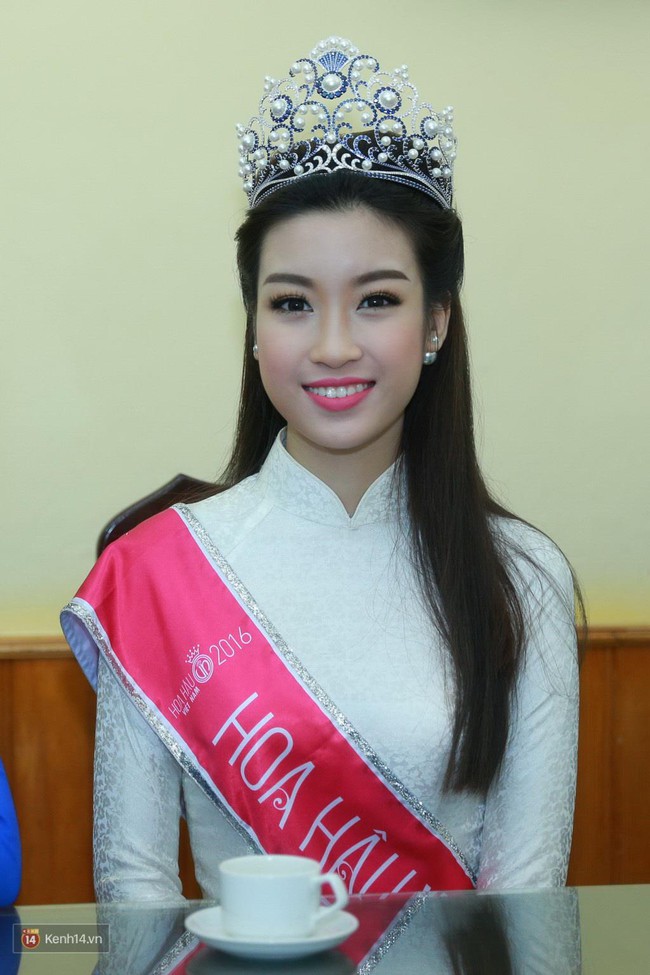 Hoa hậu Mỹ Linh xuất hiện rạng rỡ  tham dự lễ khai giảng tại trường Việt Đức - Ảnh 4.