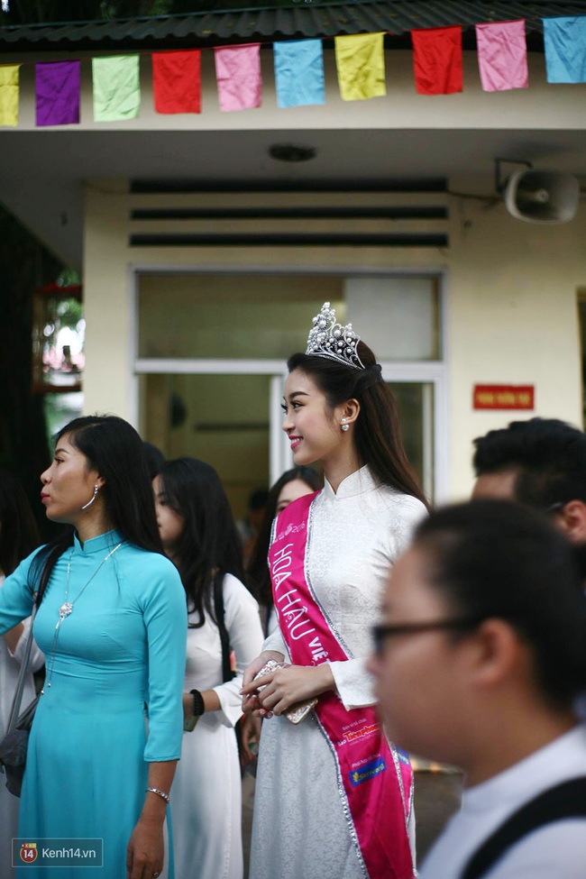 Hoa hậu Mỹ Linh xuất hiện rạng rỡ  tham dự lễ khai giảng tại trường Việt Đức - Ảnh 2.