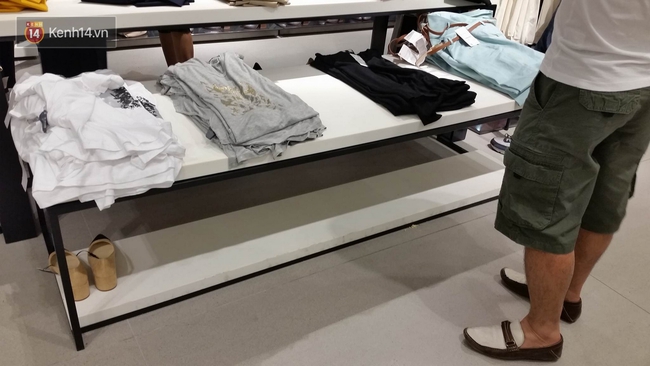 Gần đến giờ đóng cửa, store Zara Việt Nam vẫn đông nghịt, từng hàng dài chờ thanh toán hóa đơn cả chục triệu - Ảnh 19.