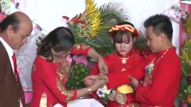 Clip: Bố mẹ tặng 300 lượng v&agrave;ng v&agrave; 50.000 USD l&agrave;m của hồi m&ocirc;n cho con g&aacute;i - Ảnh 3.
